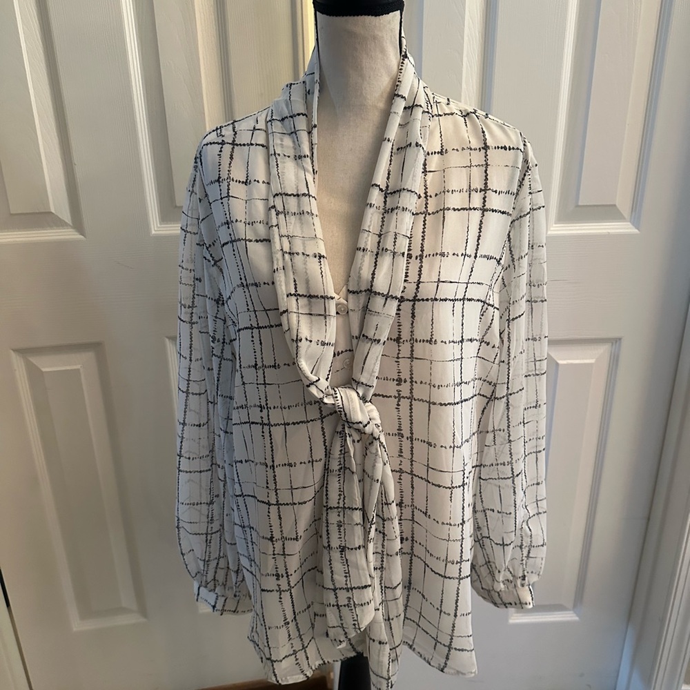 NWOT Chico's size 3.5 Ivory and Black Chiffon Lined Tie Front Blouse